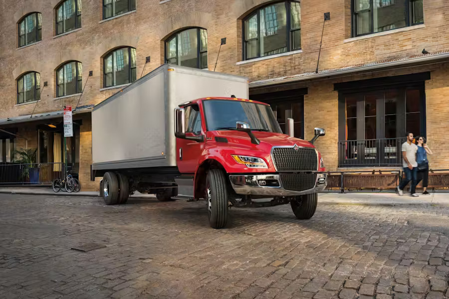 45581_mv_box_truck_red_03_with_people_cmyk_2021